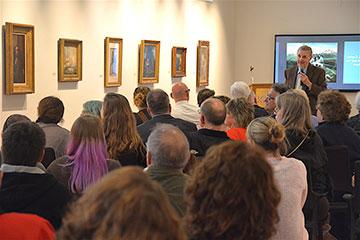 客人们聚集在莎莉·奥托艺术画廊，参加巴特勒艺术学院的卢·佐纳的画廊讲座